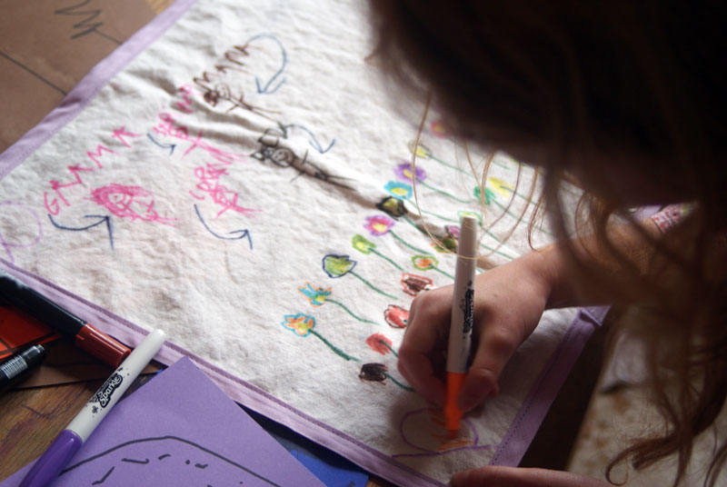 Hoe to decorate cloth napkins as a wonderful gift idea - a tutorial from Muse of the Morning